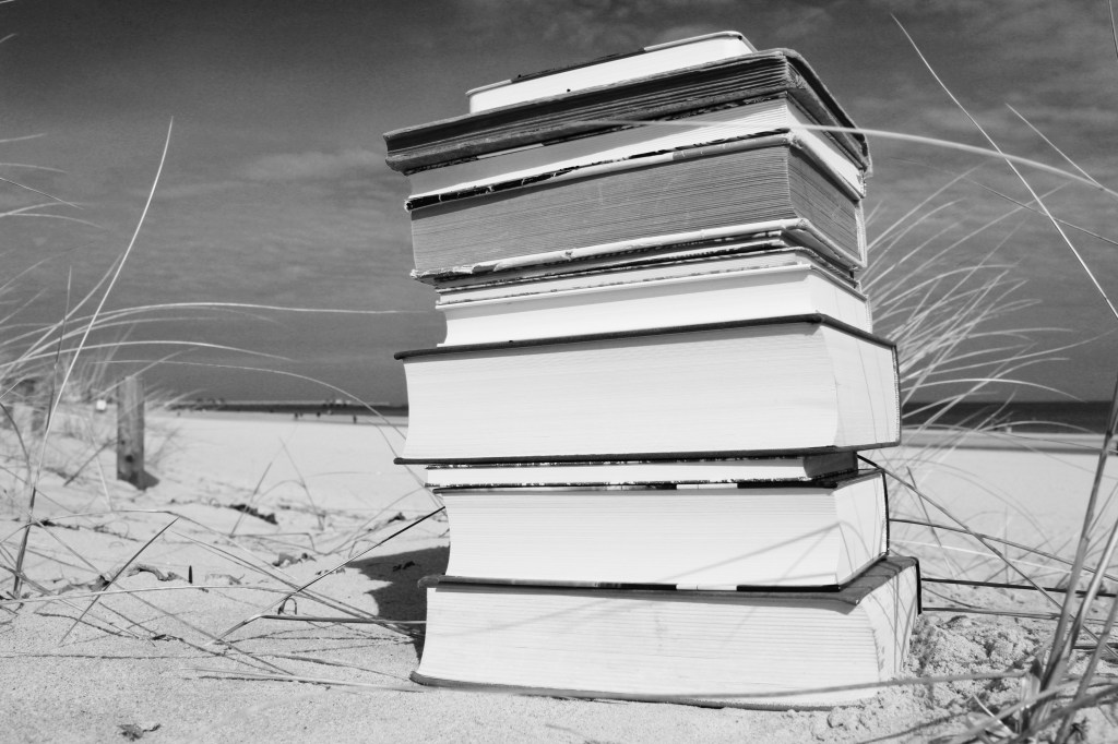 Bücherstapel am Strand