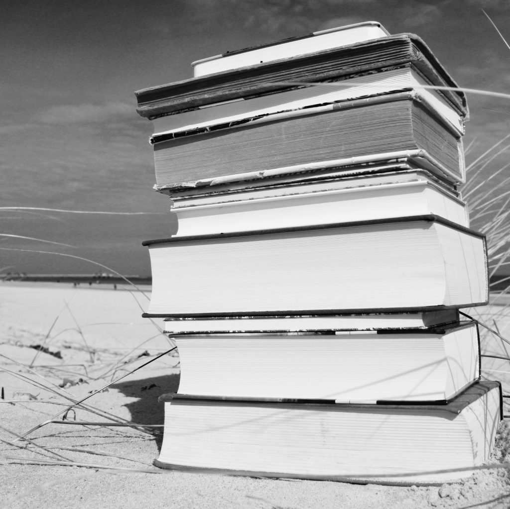 Bücherstapel am Strand
